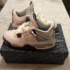 Jordan 4 - Jordan 4 midnight navy i storlek 40,5 , väldigt bra skick.  Ny pris 5000 mitt pris 2500