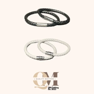 Läderarmband - QM Clothing  - Våra egna läderarmband som endast kostar 49 kr! Bestäm själv vilken färg du vill ha henom att bara skicka ett plick-meddelande. Levereras i egen påse + fraktpåse. Kan sitta lite stort på barn men sitter annars lagom!