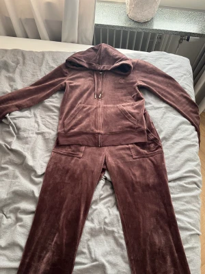 Juicy Couture  - Säljer mitt bruna Juicy Couture set som är köpt från Nelly.com! Säljer de pågrund av att de ej kommer till användning. Knappt användt. Nypris: 2000kr, pris kan diskuteras💕