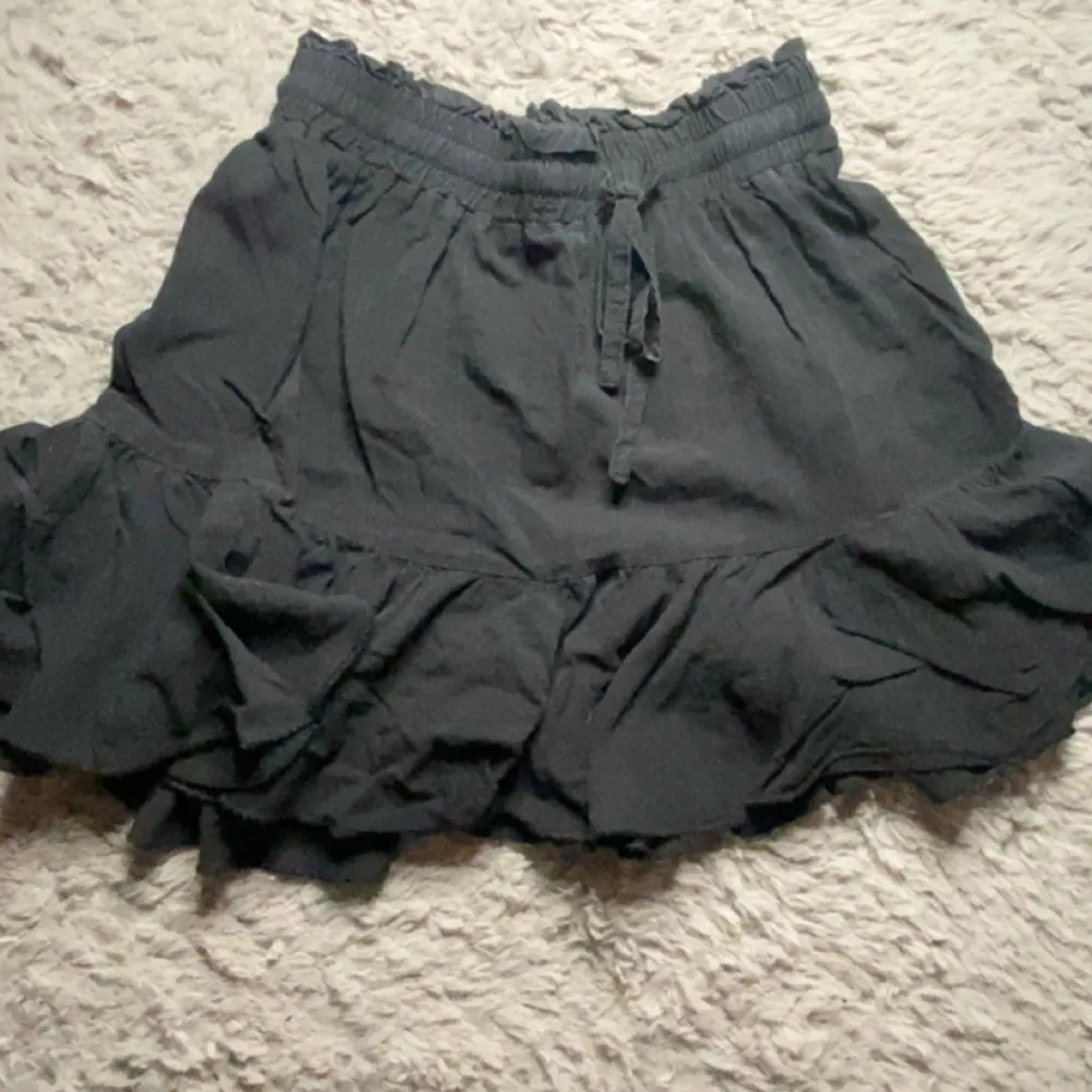 En supersöt liten svart kjol köpt begagnat men är ursprungligen från shein. Har själv aldrig använt men vet ej om den tidigare är använd. 🫶🏼 . Kjolar.