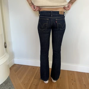 Lågmidjade bootcut jeans  - Snygga vintage jeans!💕  Midjemått( rätt över): 38cm Inerbenslängd: 74cm Lårmått ( rätt över): 24cm Tjejen på bilden är 170 cm (men jeansen är lite korta)  Köp gärna via ”KÖP NU”💖 Skriv ifall ni har några frågor eller funderingar // perfectjeans🫶