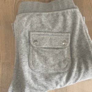 Juicy Couture  - Grå Juicy Couture byxor i bra skick säljer för dom är för stora. 