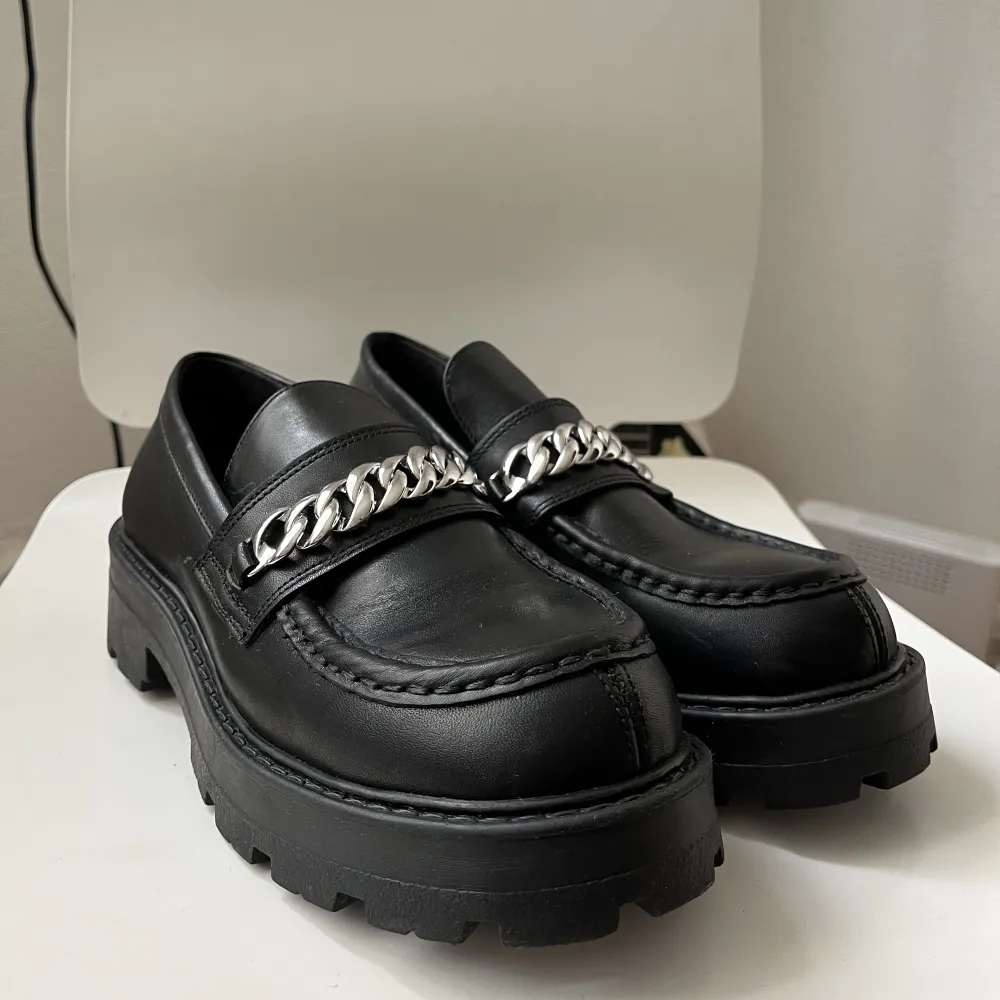 Vagabond loafers i äkta skinn med fin detalj, storlek 38.  Cosmo 2.0 nypris: 1.300kr  Knappt använda, säljer eftersom det inte är min stil. . Skor.