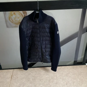 Moncler Cardigan - Säljer nu min sjukt snygga moncler cardigan för den är lite för liten. Självklart äkta med äktehetsbevis, digitalt kvitto finns. Skick 9/10, Skriv för mer bilder eller frågor😀
