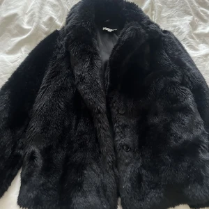 Pälsjacka från other stories - Superbra skick! Från förra året i strl 34. Inte äkta päls. Köp direkt för 200kr i appen.