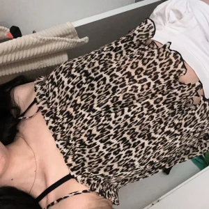 Sommartröja  - Jätte fin gillar den mycket men vet it riktigt hur jag ska styla den, väldigt streckig och skön så passar dem flästa 