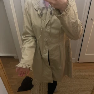 Beige kappa/jacka  - Säljer denna super fina jacka/kappa i färgen beige. I storlek M! 
