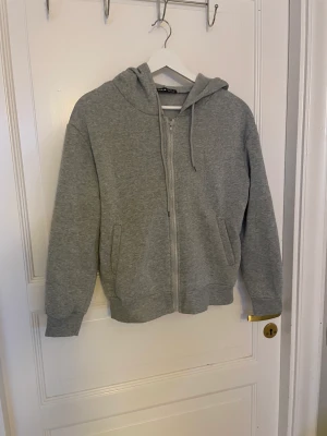 Hoddie med dragkedja  - Säljer denna fina tröja då den inte kommer till användning. Knappt  använd och i bra skick.💗