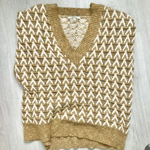 Dagmar stickad väst - Unik stickad väst från Dagmar. Som ny! Ha markerade axlar. Oversized fit så passar från xs-m skulle jag säg. Kostade över 2000 ny. 