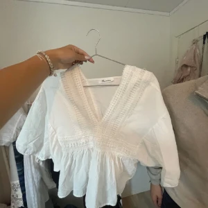 Söt topp - Säljer denna jättesöta vita toppen eftersom den inte kommer till användning ❤️ köpt på plick och passar de me strl S (laddade upp annonsen på nytt för att få fri frakt)