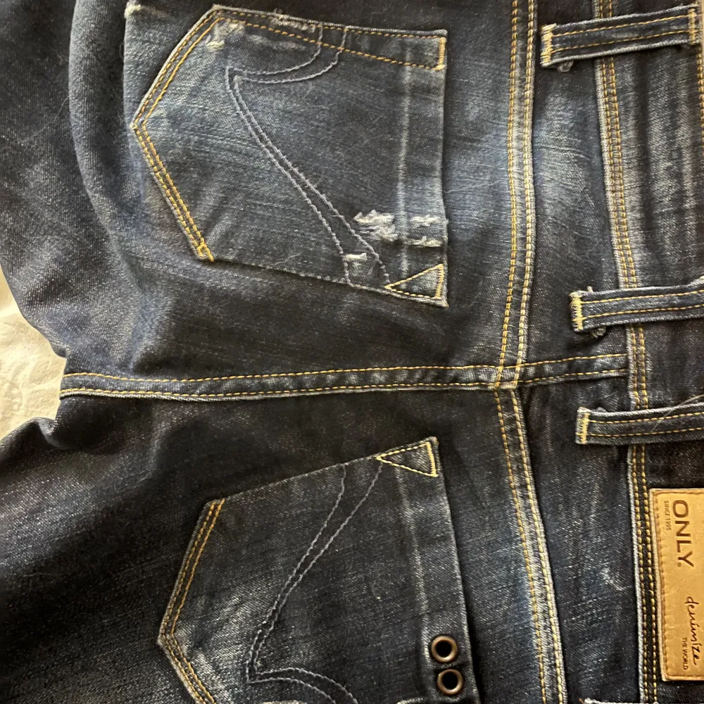 As balla jeans från only. Massor av detaljer. . Jeans & Byxor.