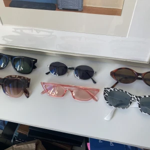 Solglasögon retro - Olika modeller, alla i bra skick. RB kopior. Från 50kr/st. Bruna högst upp till höger sålda. 
