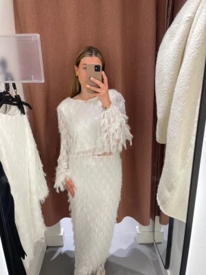 Långkjol och blus - Säljer detta set från Gina tricot med lång kjol och matchande blus.  Storlek L i kjolen och M i blusen  350 kr för hela setet 