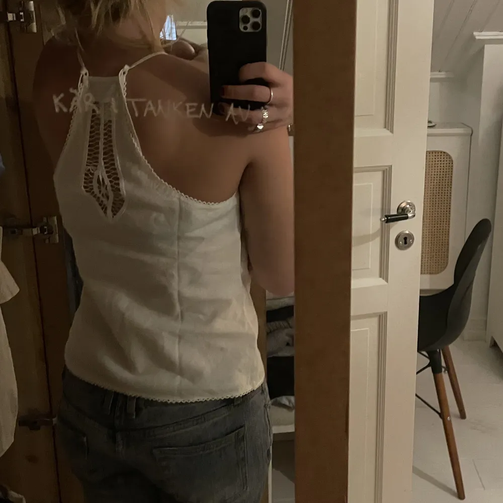 Skit snygg topp i linne med virkade detaljer och justerbara band!đstrl varierar du dĂ„ kan justera banden, brukar ha 32-34 men denna passar bra. YlĂ€osat.