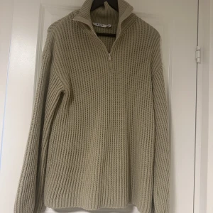 stickad tröja - Fin och skön stickad tröja, köpt på Na-kd för 400kr säljs för 200kr. Bra skick pris kan diskuteras