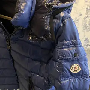 Blå moncler jacka i modellen bady. Strl 3 vilket motsvarar M. Använd förra vintern och är i bra skick! Köpt från Vestiaire collective och därav äkthetsbevisad. Kontakta vid intresse eller andra frågor!💞