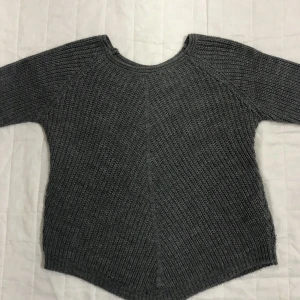 Stickad tröja - Grå stickad tröja, inga fel på plagget.  80kr+frakt