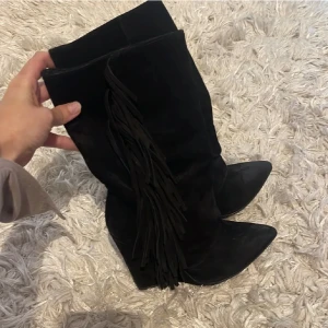 Klackar  - Säljer dessa skit snygga klackar köpta här på plick men de var för små🥲🥲 st 36 är dom i