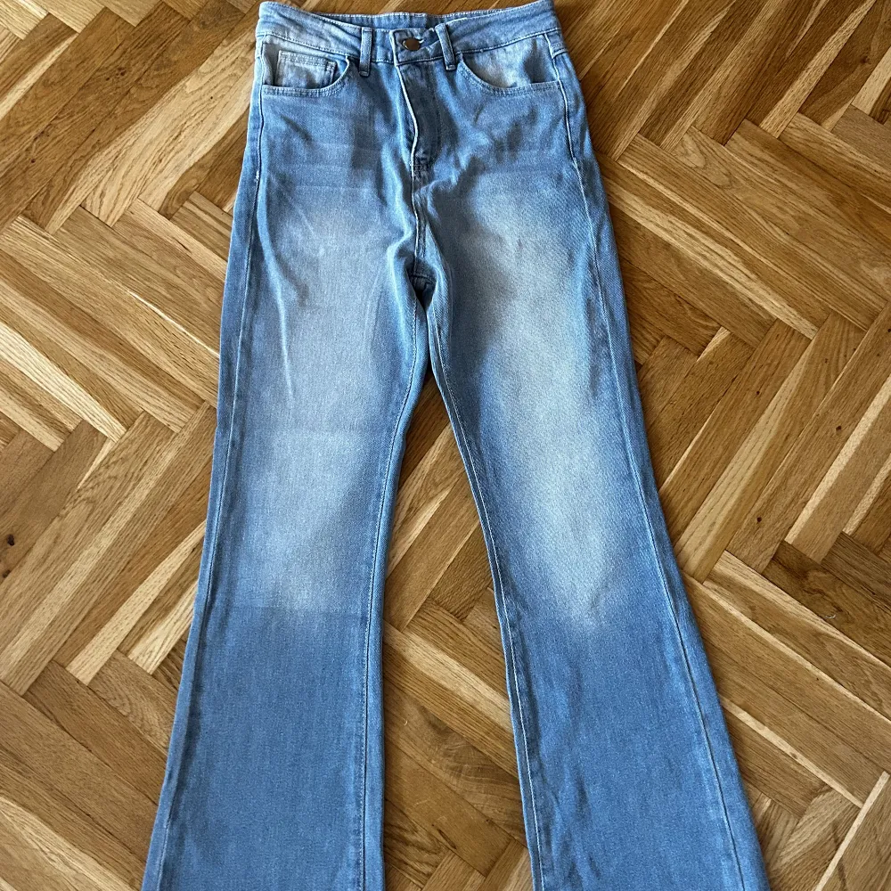 Fina jeans med design på bakfickorna som jag beställde av misstag. Helt nya och oanvända. Strl XS, men de är stretchiga så passar även S.. Jeans & Byxor.