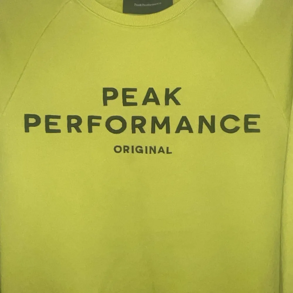 gul super snygg sweatshirt i gul från peak performance  inga tecken på användning . Hoodies.