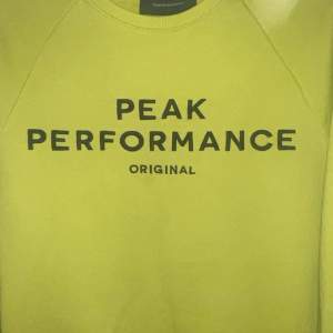 gul super snygg sweatshirt i gul från peak performance  inga tecken på användning 