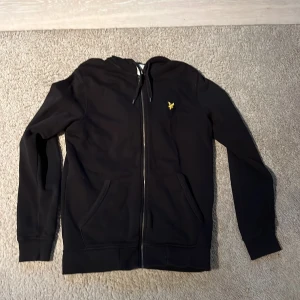 Lyle&scott fullzip - Riktigt fin tröja som inte är mycket använd och är i jättebra skick.
