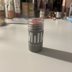 Milk blush - Säljer mitt milk blush, knappt använt. mycket produkt kvar (bild 3). Är i färgen Dash