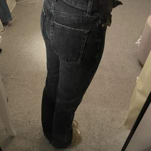 Säljer dessa jeans från Gina tricot. Köpte för två år sen. Sparsamt använda! Säljer då de är för små🤍