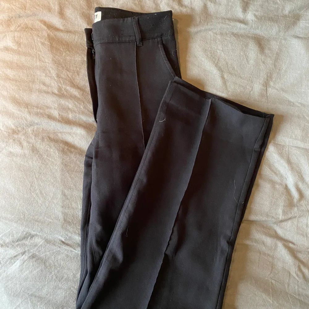 Säljer mina svarta kostymbyxor från Madlady. Fint skick, finns tecken på användning. Säljer då jag har andra kostymbyxor jag gillar mer.. Jeans & Byxor.