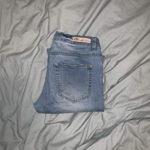 Ett par fina lång midjade jeans. Inga direkt tecken på användning. Hör av dig om du undrar något eller vill ha fler bilder🤍