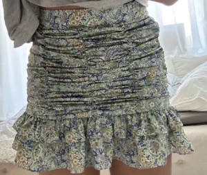 Söt zara kjol - Lägger upp igen! Storlek S! 💘aldrig använd fint skick🤍var inte rädd för att fråga!🌟