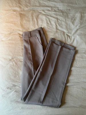 Kostymbyxor - Säljer nu mina gråa kostymbyxor från Madlady då de inte kommit till användning. Har endast använts ett fåtal gånger, därav anledningen till jag säljer de. Köpta för ca 500kr på Madladys hemsida.