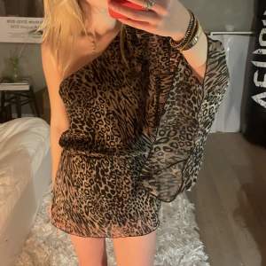 Leopard mönstrad klänning i storlek s  Den är svart o grön/beige 