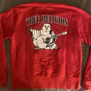 True Religion tröja - Super fin tröja från True Religion! Köpt för ett år sen men endast använd 2 gånger så den är inprincip i nyskick💕nypris 450kr! Skriv privat för fler bilder💕