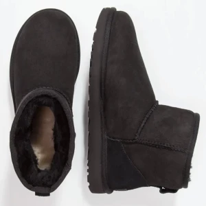 Svarta uggs - Svarta uggs i storlek 38, köpta förra året! 