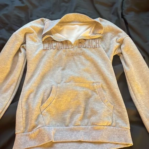 sweatshirt  - Super snygg grå sweatshirt som sitter så extremt snyggt på🤌🏼😍 Skriv privat för fler bilder eller frågor❤️