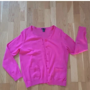 Kofta - Kofta från H&M i storlek M, knappt använd. Kan fraktas men köparen står för frakten 💗
