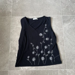 Häftig somrig festtopp😍 - Jättecool somrig svart topp med fina pärldetaljer💕Perfekt nu till sommaren🥂