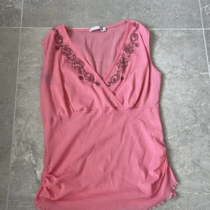 Supersöt rosa sommartopp💕 - Jättefin rosa mesh sommartopp med fina pärldetaljer💕