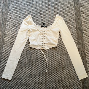 Crop top  - En vit kort långärmad tröja med superfint knyte fram. Helt oanvänd och prislapp kvar. Väldigt skönt material och stretchig.💕