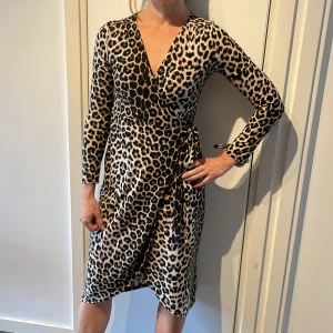 Klänning  - Långärmad omlottklänning  Leopard 