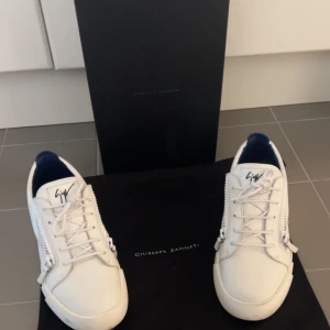 Guiseppe zanotti  - Tja säljer nu mina as feta guiseppes knappt använda och i rikitgt bra skick orderbekräftekse finns och fås med vid köp av skorna Mvh//Stockholmstiloutlet