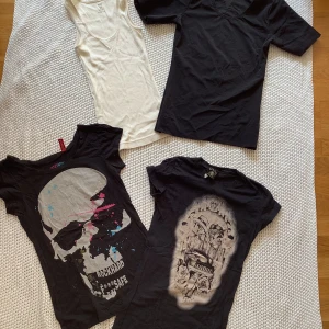 Klädpaket storlek XS  - Fyra plagg enligt bild. 30 kr  En svart topp med tyg som slimmar kroppen. Vitt linne HM. De andra är andra märken.  Har fler billiga plagg. Bara att höra av er. Ska lägga ut efter hand.