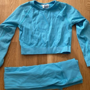 Träningsset - Storlek L - små i storlek passar S-m Ribbad stretch Oanvänd endast testad  Från nelly köpt för 500kr