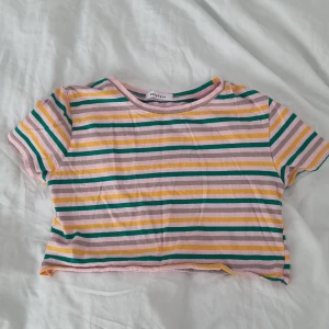 Croppad tröja - Rosa/grön/gulrandig tröja