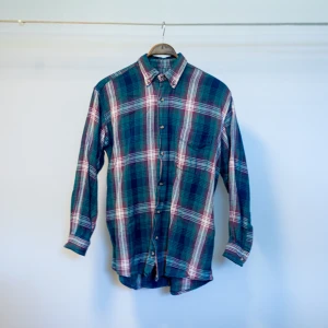 Retro Flanellskjorta  - Superfin flanellskjorta. Haft i många år och varit en favorit men dags att gå vidare och låta någon annan ta över denna pärla. Tillverkad i Indien av 100% bomull.