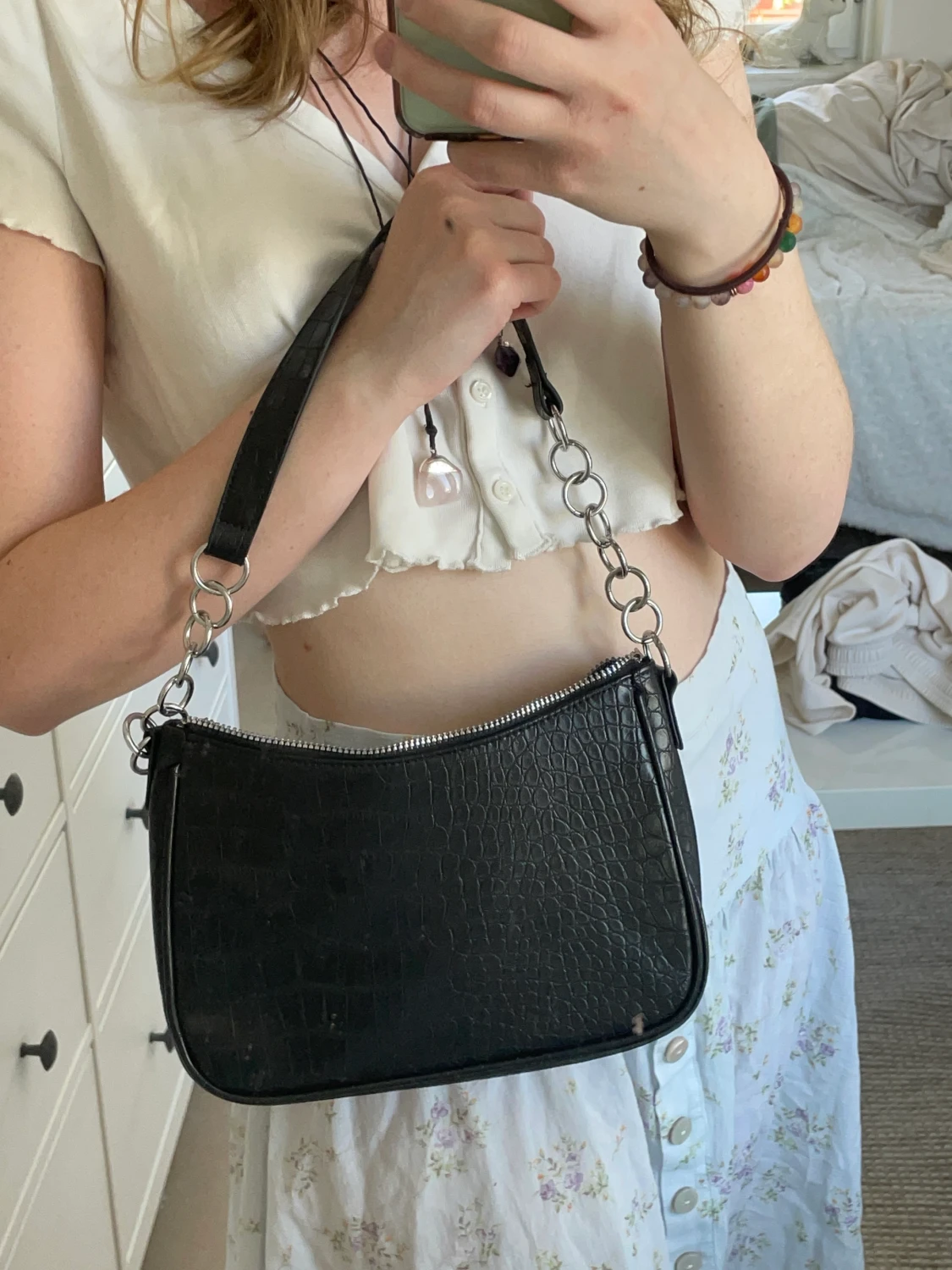 Svart liten väska i fejkläder