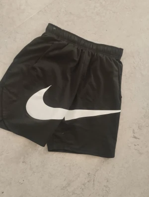 Nike shorts  - Fina shorts från Nike, passar till S-M, skick är 10/10,cool till sommaren. Om du vill ha flera bilder eller du har frågor du kan skriva till mig 🤗💛