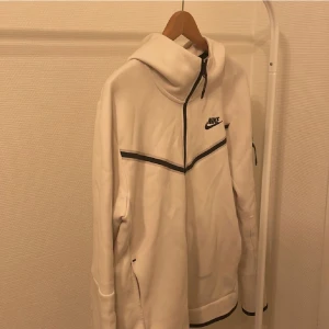 Nike tech - Hyfsat ny Nike tech som passar till nästan alla stilar. Skicket är 9/10.