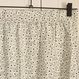 Midi kjol - Så härlig och skön kjol från Lager157. 